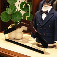 Cintre en bois haut de gamme pour enfants avec barre porte-pantalon, idéal pour blazer et costume formel de boutique pour enfants