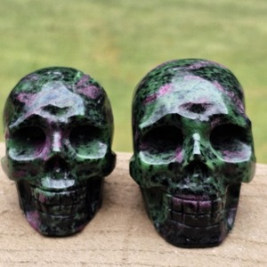 Venta al por Mayor de Cristalhola, Calaveras de Piedra Epidota Zoisita Natural de Alta Calidad, Talladas a Mano, Artesanías, Decoración para el Hogar y Halloween - Product Image 2