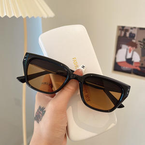 Lunettes de soleil rétro carrées, monture noire, protection UV400, unisexe, verres PC, rivets à points, style tendance - Product Image 1