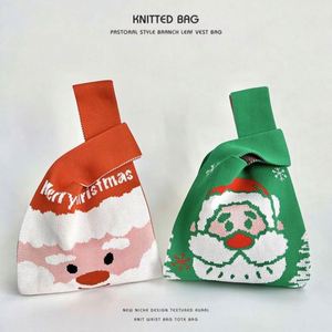 Sac fourre-tout en crochet rose fait main pour femme, motif floral, avec pochette de poignet tricotée, collection Noël 2024 - Product Image 3