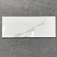 Carreaux de sol et d'escalier en céramique blanche de Carrare, design en porcelaine pour marches d'escalier