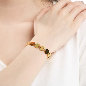 Pulsera de Lujo Chapada en Oro de 18K con Diseño 3D de Disco Redondo Liso, Fabricada en Acero Inoxidable 304 con Acabado de Electroplacado al Vacío - Product Image 6