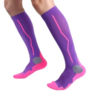 高品质定制锦纶氨纶膝盖高薄款透气男士运动压缩女袜 15-20 mmHg