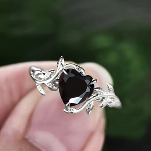 Anello con Design a Foglia e Cuore Nero, Stile Gotico per Donne - Product Image 6