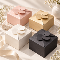Boîte cadeau carrée en carton texturé avec fermeture à pétales découpés, emballage pliable, marque privée