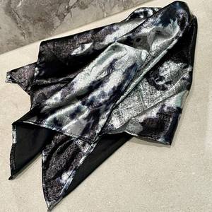Foulard carré en soie argenté liquide à imprimé camouflage, multifonctionnel, style urbain, accessoire de mode printemps-automne - Product Image 5