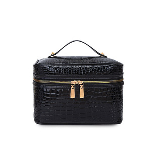 Grande trousse de maquillage haut de gamme pour femmes, texture croco, avec fermeture éclair, résistante à l'eau et portable pour les voyages quotidiens - Product Image 6