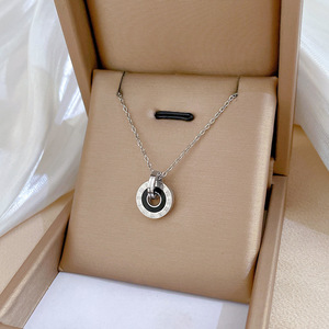 Collares de Pareja de Acero Inoxidable con Baño de <span class=keywords><strong>Oro</strong></span> Real PVD, Aro Redondo con Números Romanos Grabados, Collar para Mujer y <span class=keywords><strong>Hombre</strong></span> que No se Deslustra - Product Image 6