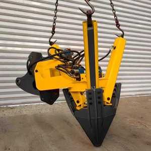 Excavatrice avec boule de terre <span class=keywords><strong>pour</strong></span> soulever une machine à arbres. <span class=keywords><strong>Pelle</strong></span> à quatre lames avec joint hydraulique. La boule de terre est compactée. - Product Image 5