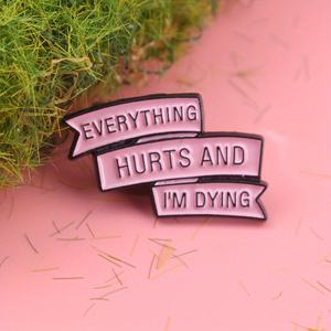 Broche de oficina de humor oscuro-"Todo duele y me estoy muriendo" con contraste Rosa-negro, accesorio de estilo subcultural - Product Image 3