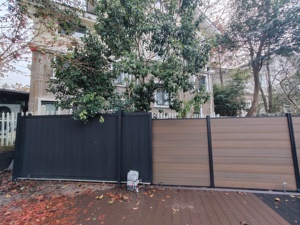 Design moderno balcone <span class=keywords><strong>legno</strong></span> WPC Privacy pannelli PVC trattato termicamente recinzione in metallo copertura per la casa giardino piscina rivestimento di sicurezza - Product Image 2