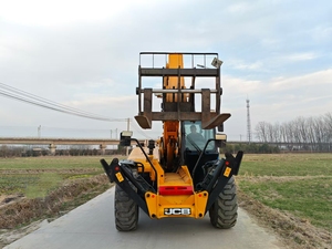 รถยกเทเลสโคปิค JCB สีเหลือง มือสอง เครื่องจักรก่อสร้าง พร้อมอุปกรณ์เสริมสำหรับรถยก น้ำหนักบรรทุก 4000 กก. ใช้งาน 0-2000 ชั่วโมง ผลิตที่อานฮุย ได้รับการรับรอง - Product Image 6