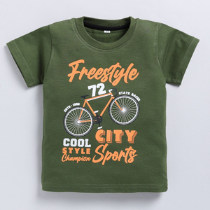 T-shirt régulier en pur coton imprimé pour garçons, couleur verte élégante avec imprimé graphique de vélo Freestyle, T-shirt doux et respirant - Product Image 1