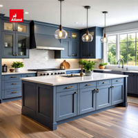 Armoire murale de cuisine Alland bleu marine, style Shaker moderne, finition laquée, allant jusqu'au plafond, pour cuisine sur mesure.