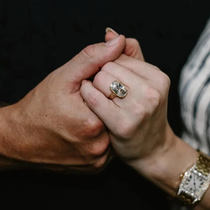 アンスター テイラー ジュエリー スウィフト VS F アンティーク クッション オールドマインカット 8カラット ラボグロウン ダイヤモンドリング IGI付き 18Kゴールド エンゲージメントリング - Product Image 2