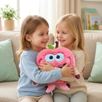 Kussens van zacht pluche materiaal, roze kwaadaardige appel, op maat gemaakte harige pluche knuffelkussens voor bed, bank en huisdecoratie.