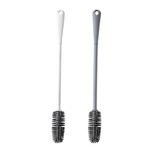 Brosse à tasses en silicone à long manche, blanche et grise, pour le nettoyage des bouteilles et des mixeurs - Product Image 5