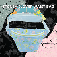 STONEY CLOVER Sac banane unisexe imperméable en néoprène, forme carrée, avec fermeture éclair, motif lettres et fleurs bleues, pour l'extérieur
