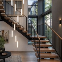 Escalier à monopoutre sur mesure pour résidence de direction avec finition en bois haut de gamme et design de main courante intégré