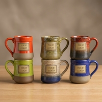 Tasse à café en céramique bicolore avec corps émaillé moucheté et base contrastée côtelée, bleu cobalt, vert olive, rouge cramoisi, tasse haute pour bar, café