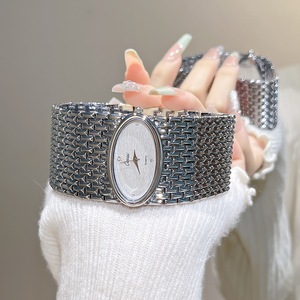 Reloj de Cuarzo con Correa Tejida Ancha y Esfera Ovalada con Logotipo Personalizado de Fábrica, Textura de Ondas de Agua y Decoración de Diamantes de Imitación para Propietarios de Marcas - Product Image 3