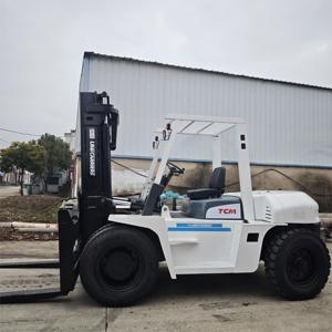 Montacargas TCM FD80 Usado de 6t con Desplazador Lateral Hidráulico y Mástil de Dos Etapas en Venta - Product Image 2