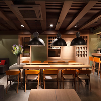 Comptoir de bar multifonctionnel de style minimaliste moderne et luxueux, avec tabourets de bar intégrés.