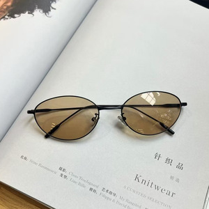 Gafas de Sol Ovaladas con Borde Dorado Estilo Coreano Qianai, Montura Metálica, UV400, Moda Femenina Y2K, Gafas de Ojo de Gato en Forma de Lágrima - Product Image 3