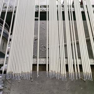 Varillas <span class=keywords><strong>de</strong></span> electrodo <span class=keywords><strong>de</strong></span> soldadura <span class=keywords><strong>de</strong></span> acero al carbono al por mayor <span class=keywords><strong>de</strong></span> China precio barato <span class=keywords><strong>diferentes</strong></span> <span class=keywords><strong>tipos</strong></span> E6013 E6011 E7018 - Product Image 4