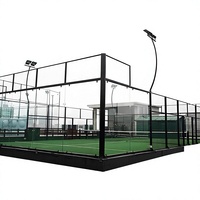 Terrain de padel panoramique modulaire avec murs en verre, maille métallique et éclairage pour les centres d'entraînement