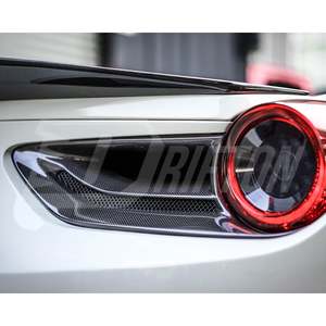 Embellecedor de luces traseras de fibra de carbono estilo Caprist para Ferrari 488 - Product Image 2