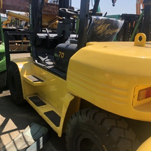 12Ton FD70 Komatsu มือสองพร้อมเครื่องยนต์ปั๊มไฮดรอลิก nabtesco มีในสต็อกสำหรับการจัดส่ง FD35 FD50ทั่วโลก - Product Image 1