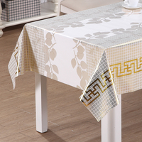Nappe en PVC RNPT avec imprimé médaillon pâle et support en tissu pour tables à manger
