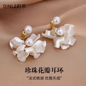 Boucles d'oreilles clous en forme de fleur Dinle Pearl Petal, qualité AA, pour usage quotidien - Product Image 1