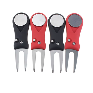 Outil de réparation de divot de <span class=keywords><strong>golf</strong></span> Outil de nettoyage de rainures de pas Fourche de <span class=keywords><strong>golf</strong></span> avec marqueur de balle magnétique Fourche verte de <span class=keywords><strong>golf</strong></span>