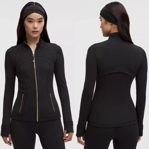 Chaqueta de yoga cremosa personalizable para mujer con cremallera completa - Chaqueta deportiva ajustada con cremalleras doradas, elástica para gimnasio y uso diario - Product Image 3