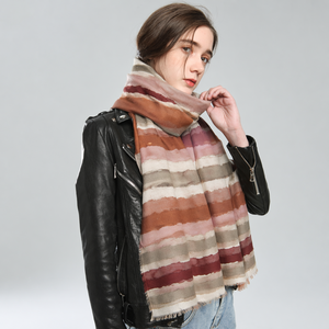 Bufanda de Mujer con Rayas Degradadas de 90*180cm, Suave y Cálida, para Viajes y Uso Diario, Bufanda de Moda para el Cuello, Venta al Por Mayor, Disponible en Stock - Product Image 1