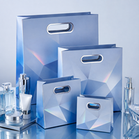 Sac cadeau en papier de luxe avec logo en feuille d'or imprimé sur mesure pour vêtements, parfums, cosmétiques