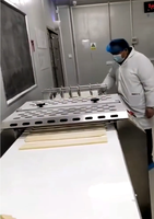 Équipement commercial de cuisson de pain Machine automatique de beignet Machine de découpe de forme de pâte