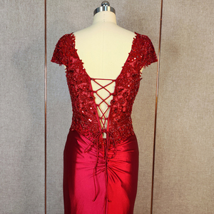 Abiti da ballo in raso elasticizzato bordeaux con scollo a V, corpetto con paillettes e perline, modello a <span class=keywords><strong>sirena</strong></span> con strascico. - Product Image 6