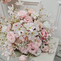 Centres de table floraux élégants roses et blancs sur un support doré, idéaux pour les mariages et événements romantiques.