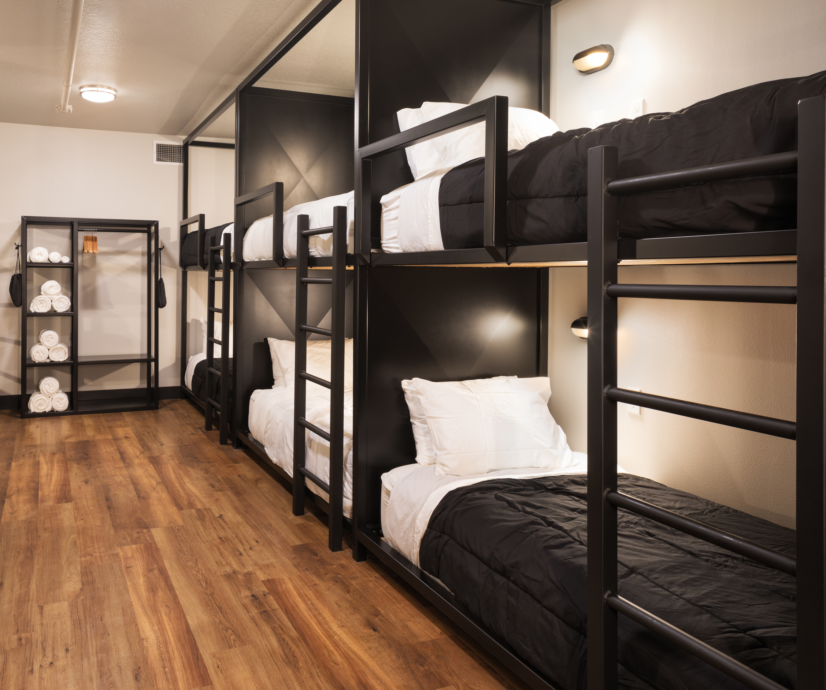 Деревянная доска, металлическая рама, общежитие, двухъярусная кровать, стол, современная двухъярусная кровать и гардероб с шкафчиком под кроватью