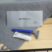 Kit de commodités d'hôtel jetables bon marché en gros Ensemble de commodités sèches en chambre avec pochette en plastique souple CPE