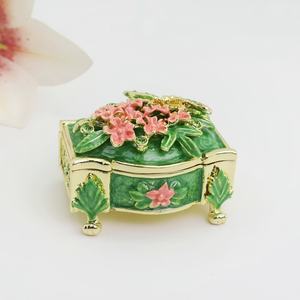 SHINNYGIFTS ручная роспись Стрекоза Цветочная эмаль ювелирные изделия шарнирная коробка для безделушек домашняя декоративная навесная коробка картонная упаковка - Product Image 1