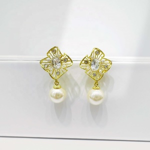 Boucles d'oreilles pendantes papillon en laiton plaqué or, élégantes pour femme, en cuivre, uniques, avec perles et pompons, pour fêtes et mariages, prix de gros - Product Image 4
