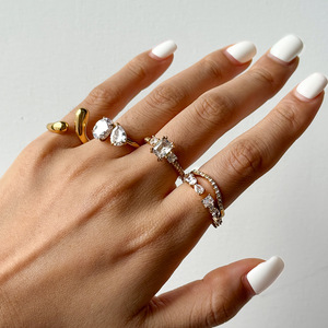 Bague en acier inoxydable plaqué or 18 carats avec zircon blanc, forme géométrique goutte d'eau, sertie à griffes, bijou unisexe pour fiançailles - Product Image 3