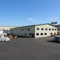 Usine de fabrication de structures en acier PEB sur mesure, usine industrielle préfabriquée avec système de grue, certifiée CE
