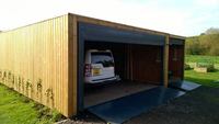 Garage préfabriqué résistant aux intempéries, unité de stockage de voitures en métal insonorisée avec système électrique préinstallé complet