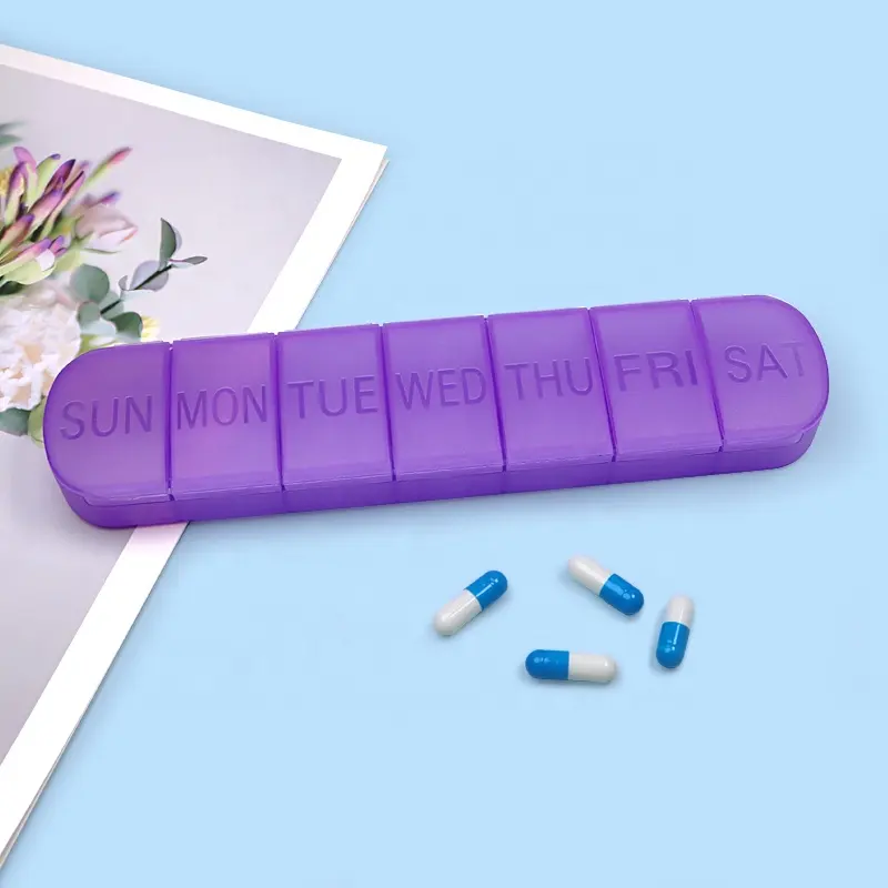 Nouvel organisateur de pilules hebdomadaire 7 compartiments boîte de rangement en plastique PP Logo personnalisé couleur étui à pilules Portable 7 jours boîte à pilules