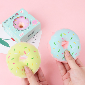 Balle anti-stress artificielle en forme de donut arc-en-ciel de 8 cm, jouet sensoriel pour garçons et filles, cadeaux de fête d'anniversaire pour enfants et décoration de magasin - Product Image 5